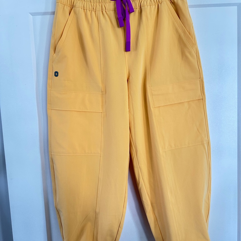 Figs Yellow Scrub Set - Picture 5 of 11